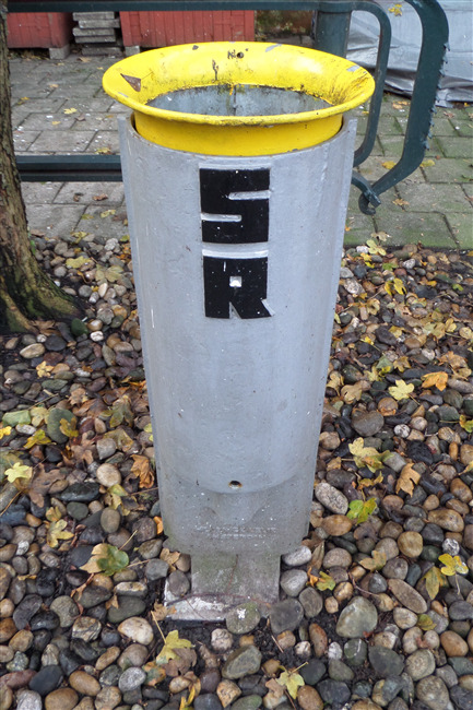 Afvalbak in de tuin van Museum Het Schip
              <br/>
              Ron Conijn, 2014-12-13
